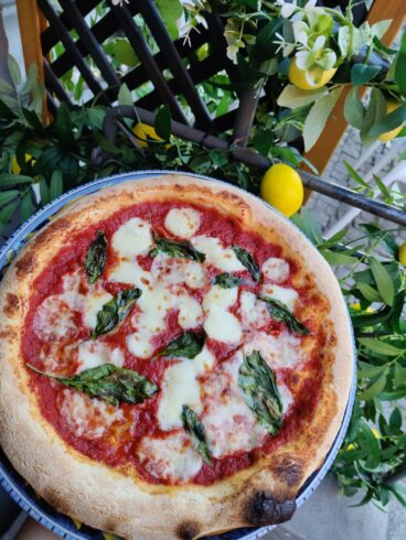 Klasyczna pizza Margherita z bazylią – O Sole Mio Italiano, włoska restauracja w Toruniu