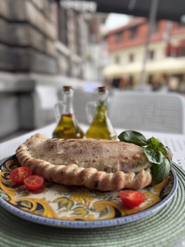 Calzone nadziewane mozzarellą i szynką, restauracja włoska Toruń