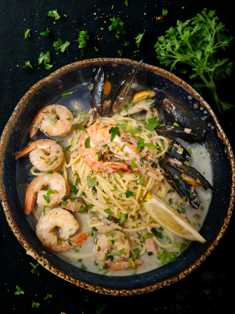 Owoce morza Krewetki i Mule w Włoskiej restauracji o sole mio italiano