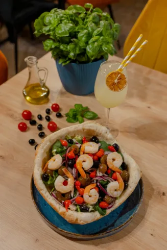 Insalata con gamberi sałatka z krewetkami i owocami morza restauracja włoska Toruń