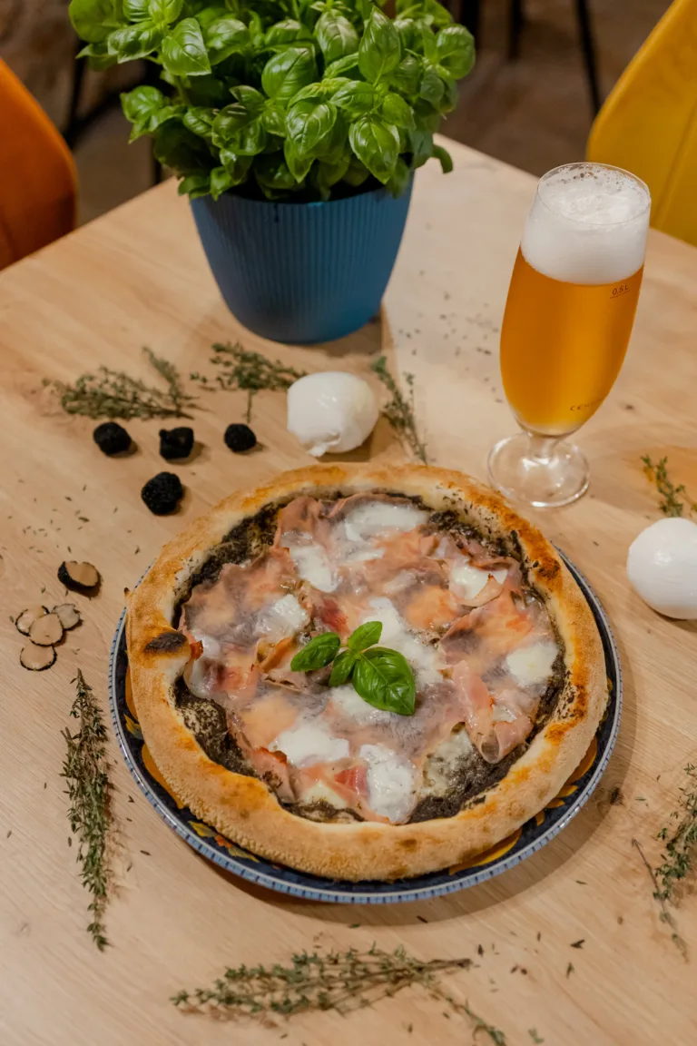 Pizza al tartufo z kremem truflowym i szynką crudo pizza Toruń restauracja włoska Toruń