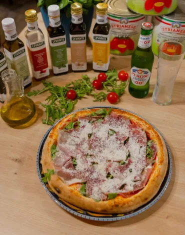 Pizza Parma z szynką parmeńską rukolą i parmezanem pizza Toruń restauracja włoska Toruń