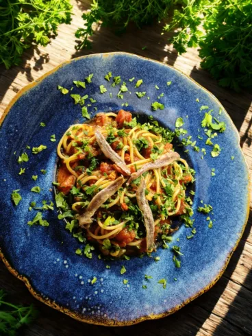 Spaghetti alla puttanesca z sardelami i oliwkami restauracja włoska Toruń