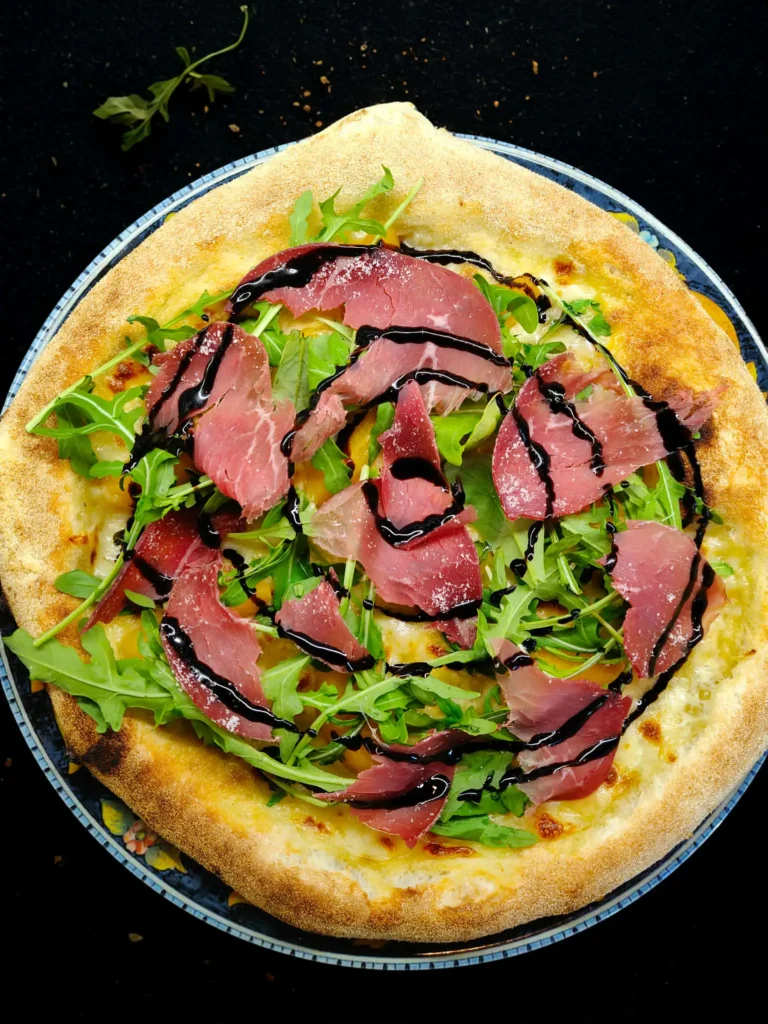 Pizza Bresaola e Pesca z brzoskwinią i bresaolą w Restauracji O Sole Mio Italiano.