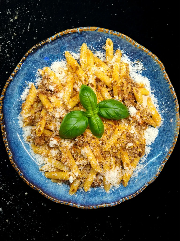 Tradycyjny makaron Ragu Bolognese z wołowiną i bazylią w Restauracja O Sole Mio Italiano.