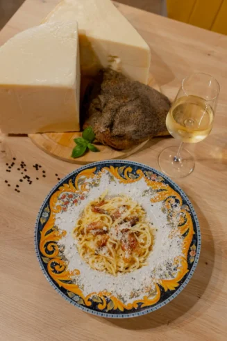 Spaghetti Alla Carbonara z guanciale i serem pecorino romano