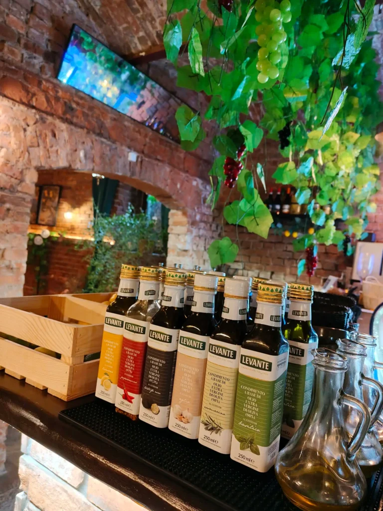 Butelki oliwy Levante z różnymi smakami w restauracja włoska Toruń O Sole Mio Italiano.