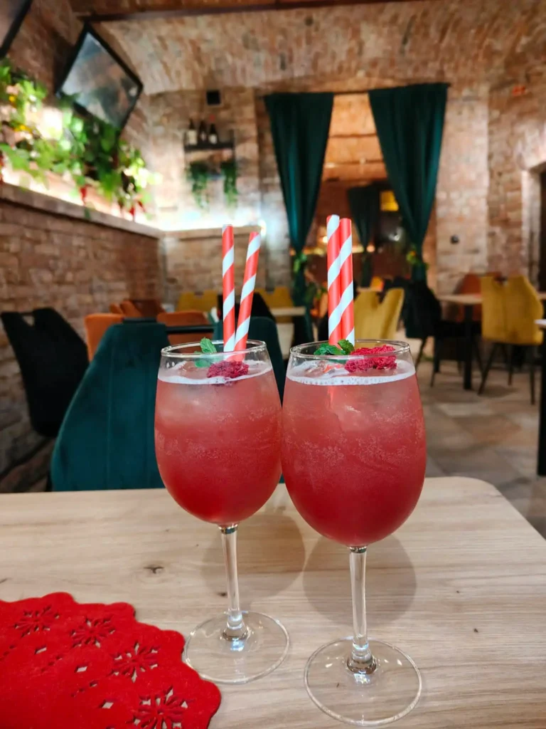 Orzeźwiające czerwone lemoniady z owocami w Restauracja O Sole Mio Italiano