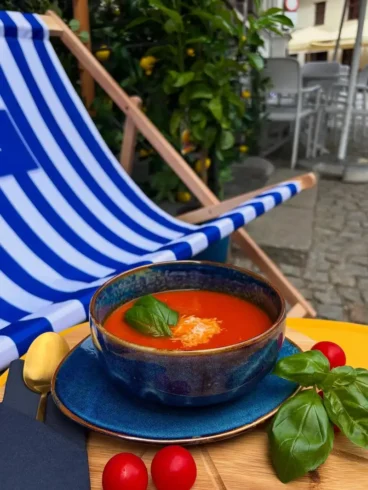 Krem z pomidorów podany w miseczce, restauracja włoska Toruń